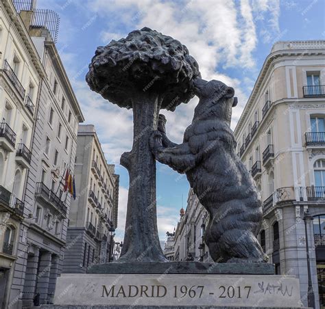 hay osos en madrid|Estatua del Oso y el Madroño, 50 años en Sol